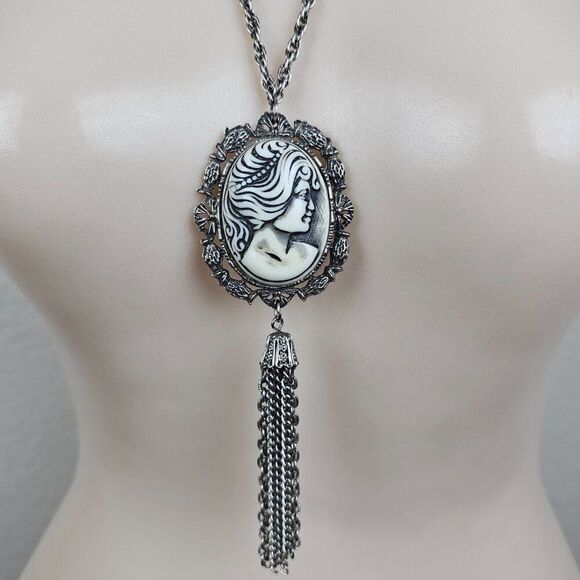 1970s Resin Cameo Black White Pendant Necklace Tassel Silver Tone Vintage - Picture 2 of 14